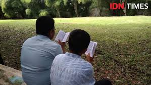 Adapun berbunyi, rabbigh firlii waliwaalidayya.waqurrabbirhamhumaa kamaa rabbayaanii shaghiiraa. artinya adalah, Doa Untuk Orang Tua Yang Sudah Meninggal