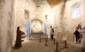 La Chapelle De Milly La Foret Decoree Par Jean Cocteau Rouvre Ses Portes Milly La Foret Foret Chapelle