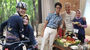 Siti atiqoh diperistri ganjar pranowo sejak tahun 2009. Perjalanan Cinta Ganjar Pranowo Dan Istri Berawal Dari Kkn Cinta Pandangan Pertama Dan Sempat Ldr Tribunnewsmaker Com