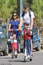 Gareth bale weilt nicht im kreise walisischen nationalmannschaft, nahm am heutigen dienstag dafür aber auch nicht am training von real madrid teil. Gareth Bale Enjoys Some Quality Family Time With His Fiancee Emma Rhys Jones And Their Daughters Daily Mail Online