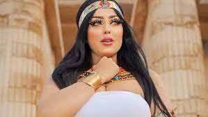 يشار إلى أن الموديل سلمى الشيمي التي عرفت إعلاميا بـ«فتاة سقارة»، كانت أثارت حالة واسعة من الجدل، بسبب جلسة التصوير التي عقدت في منطقة الأهرامات بالجيزة، وأطلت. Ù…Ù† Ù‡Ù‰ Ø³Ù„Ù…Ù‰ Ø§Ù„Ø´ÙŠÙ…Ù‰ Ø¨Ø·Ù„Ø© ÙÙˆØªÙˆØ³ÙŠØ³Ù† Ø³Ù‚Ø§Ø±Ø© Ø¯Ø§Ø± Ø§Ù„Ù‡Ù„Ø§Ù„