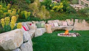 Traumhafte Gartengestaltung Hanglage Mit Stutzmauer Aus Felsen Als Sitzmoglichkeit Im Garten My Blog In 2020 Geneigter Hinterhof Landschaftsgestaltung Gartengestaltung Hanglage Geneigter Hinterhof