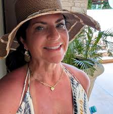 What are the must-haves at Walt's Hitching Post for anniversary dinner?