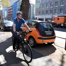 Fahrrad Pendler In Frankfurt Leben Gefahrlich Auf Der Hanauer Landstrasse Machen Ihnen Abgase Schlaglocher Und Geisterfahrer Das Radeln Schwer Frankfurt
