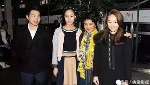 娛樂新聞| 陳瀅《愛美麗狂想曲》劇中角色man爆，與蕭正楠上演另類樹熊抱。 ☑️ 訂閱tvbusa kzclip頻道. é™ˆæ»¢å'Œå››æˆ¿é•¿å­ä½•çŒ·äº¨å¤åˆ å¿«èµ„è®¯