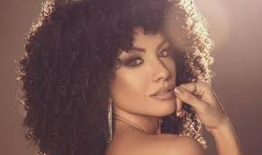 La presentadora Ashley Beth Pérez anuncia que está embarazada