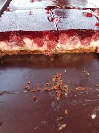 Dort galten kekse und kuchen damals noch als teure und wenig haltbare produkte, die sich die breite bevölkerung nur selten leisten konnte. Prinzenrolle Torte Mit Kirschen Von Edelgard38 Chefkoch Rezept Prinzenrolle Kirschen Torten