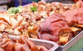 Puedes colocarlos en un ahumador para una opción húmeda y sabrosa, rostizarlos en el. Codillo De Cerdo Asado Al Horno Con Patatas Embutidos La Granja