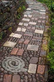 Kieselstein Mosaik Im Garten Legen Fur Hubsche Wege Terrassen In 2020 Mosaikgarten Garten Vintage Gartendekoration