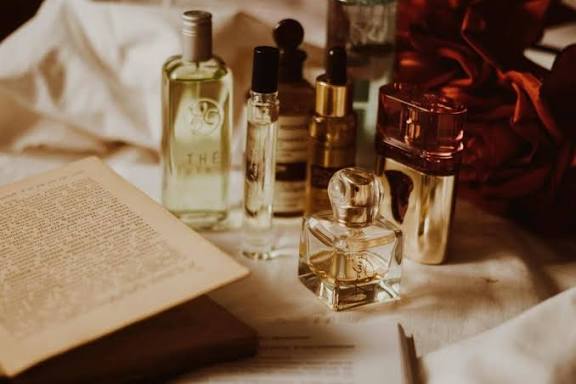 7 Aroma Parfum Pria yang Paling Disukai Wanita, Dijamin Makin Nempel! | IDN Times