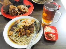 Rawon disajikan satu mangkuk dengan nasi dan kecambah. Pecel Rawon Sajian Campur Campur Unik Ala Banyuwangi Merahputih