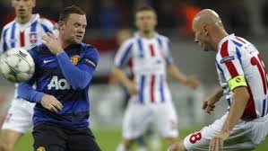 63:04 booking the referee shows sergiu costin a yellow card. Otelul Galati Manchester United 0 2 Liga Dos Campeoes Jornal Record