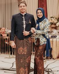 Kebaya pengantin modern ekor brokat tile payet akad nikah model baru. Inspirasi Model Kebaya Modern Wanita Untuk Berbagai Acara
