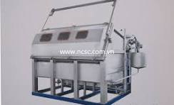 Spray type hank yarn dyeing machine