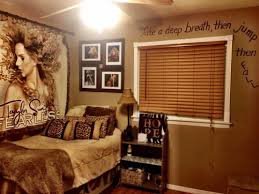 Taylor swift springs surprise on nurse working coronavirus. Taylor Swift Bedroom Theme