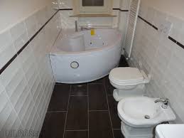 La vasca da bagno rettangolare che unisce un aspetto classico con la funzione di idromassaggio. Foto Bagno Con Vasca Angolare Idromassaggio Di Cpgcostruzioni 179437 Habitissimo
