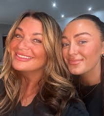 Awww it's good to be back 😁🫶🏼💕 First wedding back and I had my wee  helper with me @ruthharpermakeup … what a fab morning. 💕 Congratulations  Leighann 🫶🏼 April and May trial