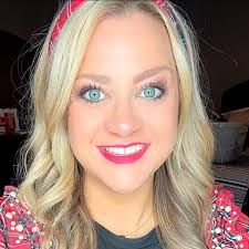 These former Hawkeye cheerleaders started the I-O-W-A flag cheer in the  '90s and have reunited at Homecoming ever since. 🖤💛