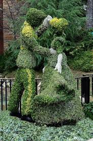 Disney Topiary Cinderella And Prince Charming Travel Travelling Destinations Travel Blogger Formschnitt Garten Garten Deko Ideen Gartenkunst