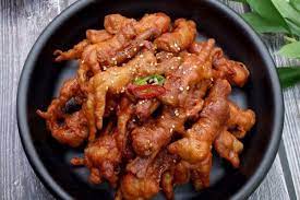 Resep ayam goreng tepung renyah menggunakan bahan utama ayam dan menggunakan bumbu bumbu sederhana seperti bawang putih dan ketumbar, serta menggunakan beberapa macam tepung yakni tepung terigu, tepung singkong, dan tepung beras. 6 Resep Olahan Ceker Ayam Yang Enak Dan Mudah Dibuat Maknyuss