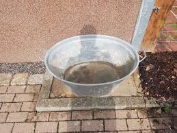Einen wasserfall im garten selber zu bauen , ist einfacher, als es vielleicht für die meisten menschen klingt. Wasserspiel Aus Weinflaschen Selber Bauen Fur Den Garten