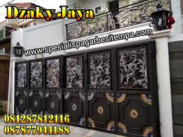 3 jenis pintu gerbang yang populer mau buat pagar rumah minimalis modern ini 12 bahan terbaik paling harga pagar besi terbaru april 2020 ukuran per meter cara menghitung biaya kusen aluminium dan kaca 1. Pintu Gerbang Lipat Tempa Klasik Pagar Besi Tempa Dzaky Jaya