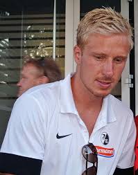 Şu anda lucian favre ile ismi henüz gazetelere düşmeyen portekizli bir isim arasında seçim yapılacağı haberi geldi. Mike Hanke Wikipedia