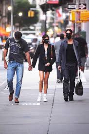Cindy crawford , jacob elordi , kaia gerber Kaia Gerber Jacob Elordi Dating Hold Hands On Way To Dinner Date In Nyc Hollywood Life