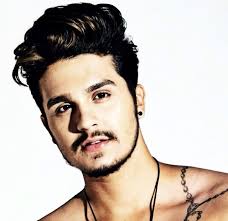 Luan santana leu as faixas de apoio erguidas pelas fãs e disse estar solteiro. Luan Santana Singer Latin Grammy Award Santana