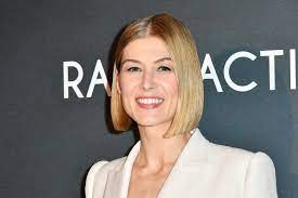 Розамунд пайк, питер динклэйдж, эйса гонсалес и др. Rosamund Pike Net Worth How Much Does The Gone Girl And I Care A Lot Star Make