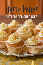 Each brown sugar cupcake is filled with a stash of red, green, blue or yellow candy drops, (representing each of the 4 hogwarts houses) which remain hidden under a swirl of butterbeer flavored buttercream until bitten into! Pin Auf Recipes My Poppet Living Blog