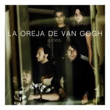 I understand va y viene el silencio (silence comes and goes), but since it could be me who is wrong, i translated with from lyrics provided here. Jueves La Oreja De Van Gogh Musica Com