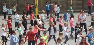 Ecole Saint Joseph Bayeux Un Flash Mob Geant Pour Le Depart De Leur Maitresse Video