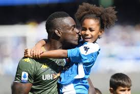 Mario balotelli is 30 years old (12/08/1990) and he is 189cm tall. Balotelli Si Allena A Casa Sara Addio Al Brescia Si Fanno Largo Due Ipotesi All Estero
