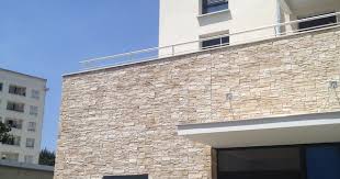 Un Parement Contemporain Pour Habiller Les Volumes Imposants Parement Pierre Exterieur Couleur Facade Maison Exterieurs De Maison Moderne