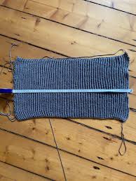 Talu.de hat eine übersicht mit einigen klassikern und auch ausgefalleneren strickmustern für mützen, pullover, schals oder socken für sie zusammengestellt. Strickprojekte 4 Ein Pullunder Ein Schal Ein Mutzenversuch Und Mehr Irit Eser