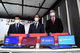 El gobierno ofrece la beca indígena, la cual busca ayudar a estudiantes vulnerables descendientes de pueblos originarios. Becas Tic Se Adelanta Entrega De 122 Mil Notebooks Con Internet Gratis