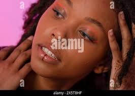 Giovane e bella donna che indossa un bikini rosa balli sulla spiaggia,  Costa Rei, Sardegna, Italia Foto stock