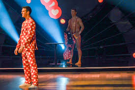Dressen var riktig nok rød og dekorert med hvite hjerter, og han stilte uten skjorte, men løke hadde mer på lager. Frank Loke Kastet Ut Av Skal Vi Danse Vg