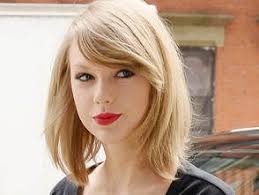 Coupe De Cheveux Mi Longs Lisses Avec Une Frange De Cote Taylor Swift Coiffure Cheveux Mi Long Coupe De Cheveux Coiffure Mi Long