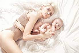 Young and beautiful mom and baby together HD picture free download