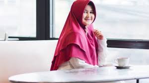 Jilbab adalah kerudung wanita yang menutupi kepala dan wajahnya apabila ia keluar untuk suatu keperluan. Modal Awal Rp 5 Juta Kini Omset Penjualan Kiciks Capai Rp 1 Miliar Per Bulan Tribunnews Com Mobile
