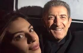 Il conduttore e attore ha rilasciato una lunga intervista al corriere della sera in cui ha affrontato diversi capitoli della sua vita: Chi E Romina Pierdomenico Fidanzata Di Ezio Greggio Di Striscia Moda Donna Spettacolo Gossip E Bellezza Leichic It