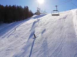 «difficile vedere le scuole superiori chiuse e gli impianti di sci aperti». A Bardonecchia Impianti Sciistici Regolarmente Aperti