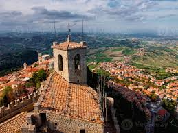 Dernière mise à jour 01/06/2017. La Ville De San Marino D En Haut Italie 1168646 Banque De Photos