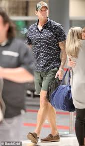 Looking at the pictures, smith has a decent height of about 5 feet 7 inches. Ben Roberts Smith S Glamorous New Girlfriend Daily Mail Online