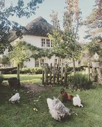 Idyllisches Landhaus Mit Palisadenzaun Und Huhnern Einfaches Leben Modern Design In 2020 Cottage Garden Dream Garden Country Life