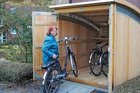 Mit einer fahrradwerkstatt und einem schwerlastrad, dass spiele und freizeitmöglichkeiten zu jugendlichen bringt, bl . den ganzen artikel lesen: Geraumiges Fahrradhaus Zur Selbstmontage Fahrrader Sicher Und Bequem Abstellen Baufux Fachportal
