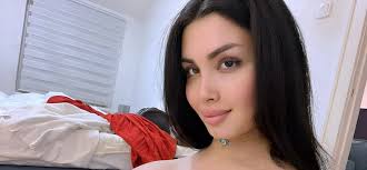 الممثلة الإباحية ميرا النوري تتجول في النجف الأشرف وعراقيون يفقدون صوابهم!  ..منوعات