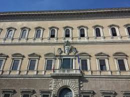 Attentat A Manchester Drapeaux En Berne Au Palais Farnese La France En Italie